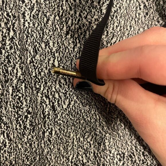 Lululemon Black & White patterned Joggers Size 6! - Picture 4 of 5